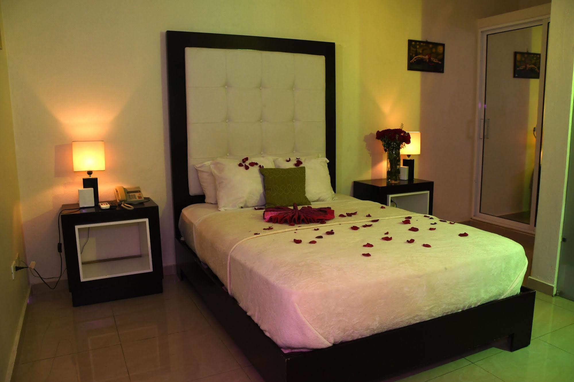 Hostal San Francisco De Asis Santo Domingo Exterior photo